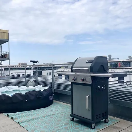 Exclusive Penthouse With Rooftop In The City 아파트