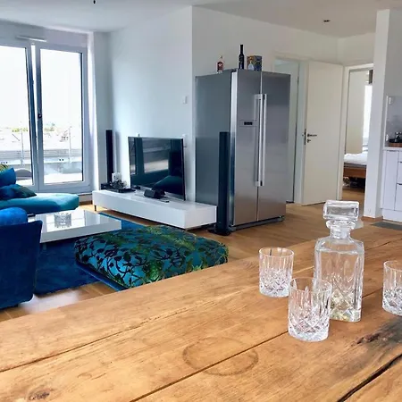 아파트 Exclusive Penthouse With Rooftop In The City